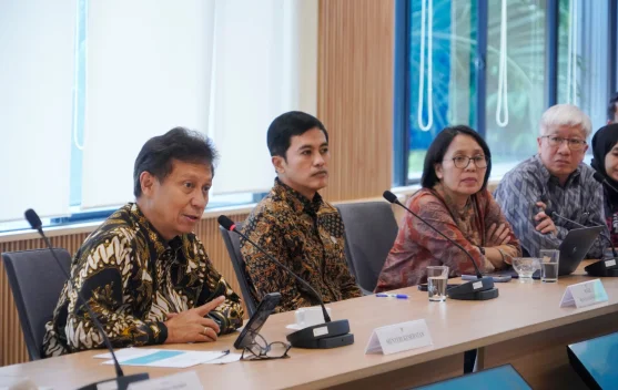 Petugas Kemenkes melakukan pemeriksaan dalam Program Cek Kesehatan Gratis (CKG)