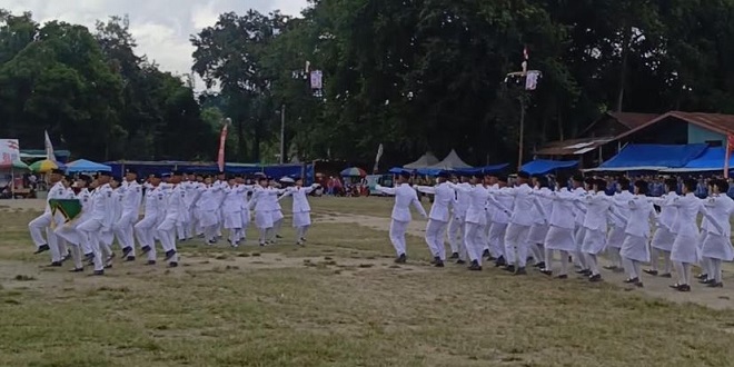 Paskibraka Kabupaten Samosir mengibarkan bendera Merah Putih di Pangururan
