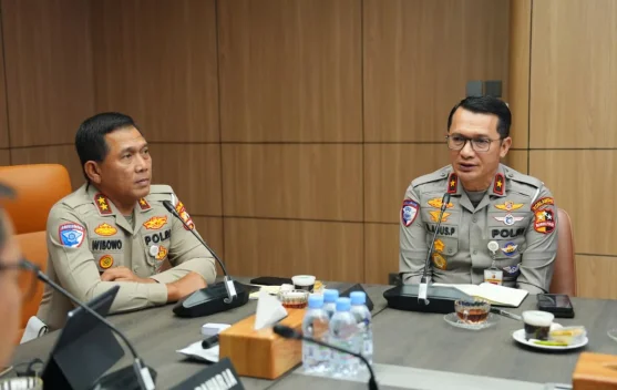 Petugas polisi lalu lintas memantau lokasi kecelakaan di jalan