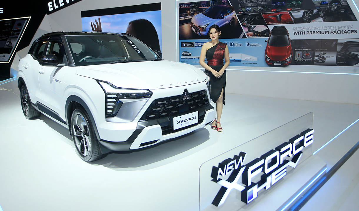 Mitsubishi New XForce HEV dengan panoramic roof dan desain kabin