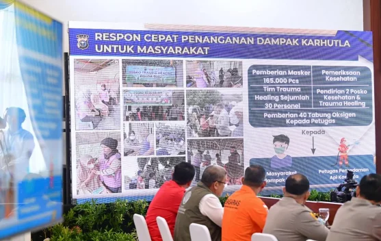 Helikopter water bombing memadamkan kebakaran lahan gambut di Riau