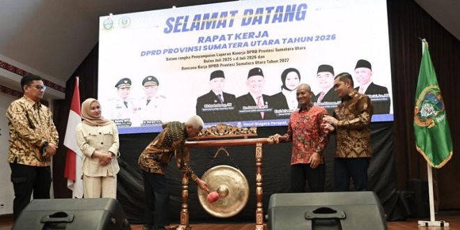 Wagub Sumut dan anggota DPRD saat membuka Rapat Kerja DPRD Sumut 2026 di Parapat