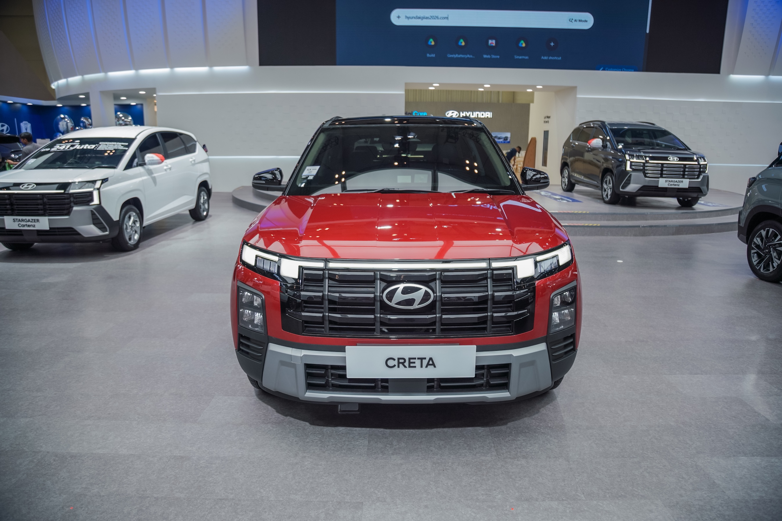 Hyundai CRETA compact SUV menampilkan panoramic sunroof dan fitur modern