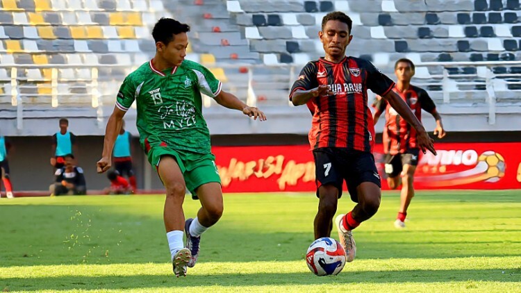Pemain Banteng Papua Raya merayakan kemenangan di Stadion Gelora Bung Tomo
