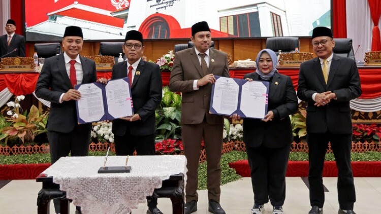 Ilustrasi genangan air di jalan kota Surabaya sebagai fokus penanganan APBD 2027