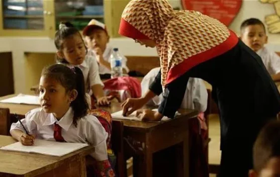Siswa di kelas dan ilustrasi revitalisasi sekolah serta literasi digital di Indonesia