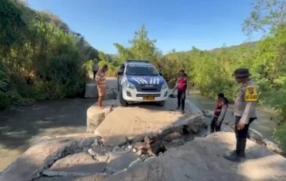 Personel polisi dan warga membuka akses jalan menuju Kampung Tango Bali pascabencana