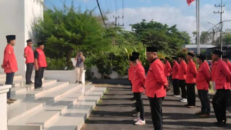 Upacara HUT ke-81 RI oleh DPC PDI Perjuangan Sumenep di halaman kantor DPC