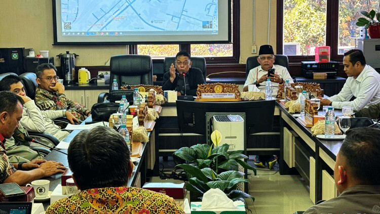 Kawasan emplasemen Stasiun Surabaya Pasar Turi dengan bangunan di sekitarnya