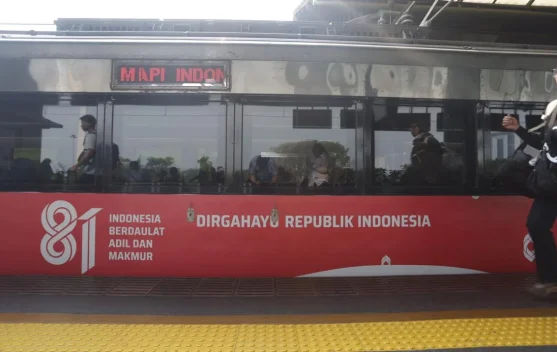 Kereta berhias bendera Merah Putih dan penumpang merayakan 17 Agustus