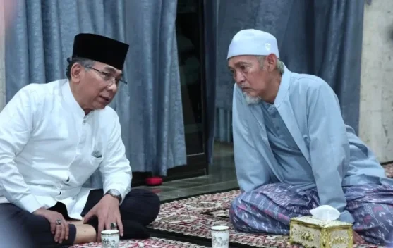 Gus Yahya dan KH Abdullah Kafa berbincang di kediaman Kiai Kafa, Lirboyo, Kediri