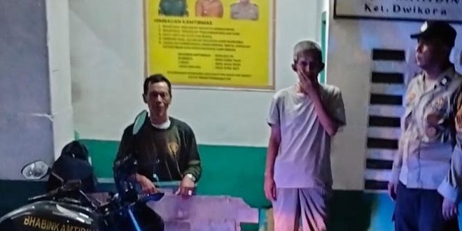 Bhabinkamtibmas menyampaikan imbauan Kamtibmas di Pos Kamling Jalan Wahidin Dwikora