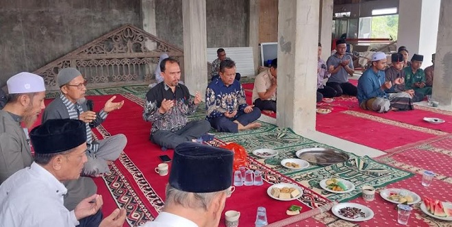 Santri dan pengurus YWBIC menggelar doa dan zikir saat peresmian lokasi baru Dayah Wakaf Barbate