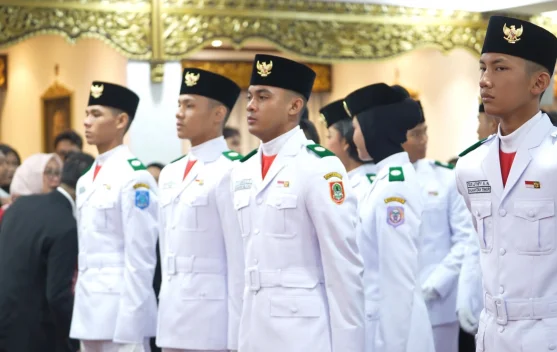 Tim Adil Makmur menurunkan Sang Merah Putih di Istana Merdeka pada HUT ke-81 RI