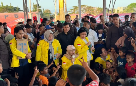 Wapres di posko pengungsian Golo Cenggo bersama mahasiswa psikologi