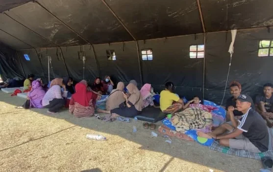 Pengungsi gempa NTT menempati tenda darurat di depan rumah