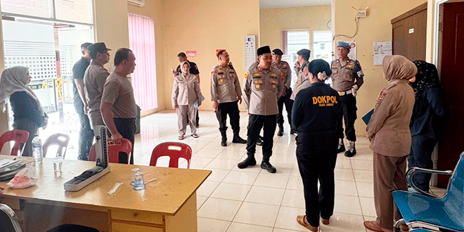 Kapolres Langkat meninjau Klinik Polres dan berdialog dengan tenaga medis