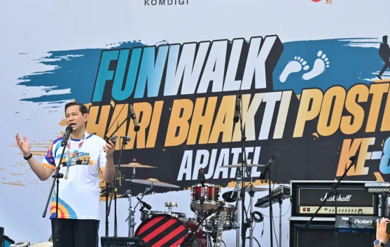 Raden Wijaya memberi sambutan pada Fun Walk Hari Bhakti Postel di Kantor Kemkomdigi, Jakarta