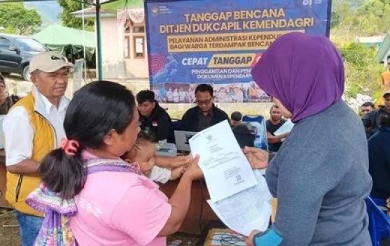 Petugas Dukcapil melayani warga di posko penggantian dokumen di Desa Longko, Manggarai, NTT