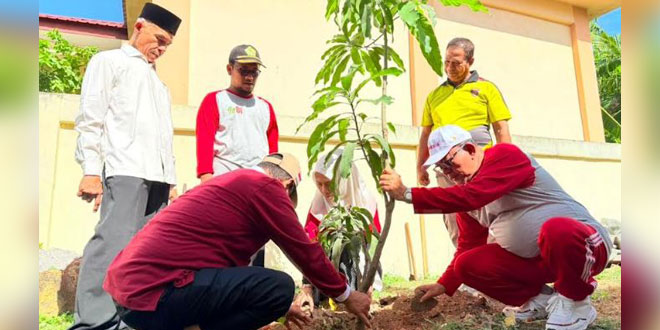 ASN dan warga membersihkan Masjid Jami' Lueng Bata saat Gerakan Bersih-Bersih Masjid 10 Agustus 2026