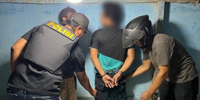 Polisi melakukan penggerebekan di bantaran Sungai Deli Medan