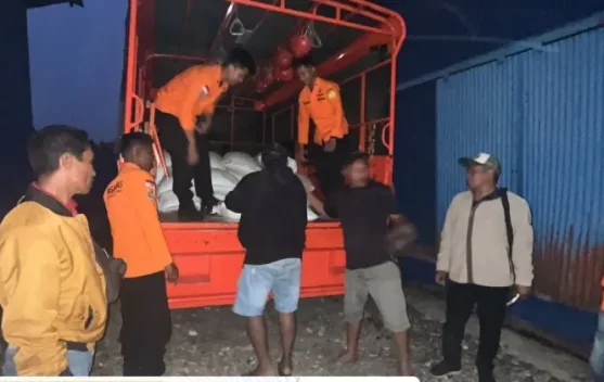 Truk logistik beras dan minyak Bulog disiapkan untuk distribusi bantuan di Nusa Tenggara Timur