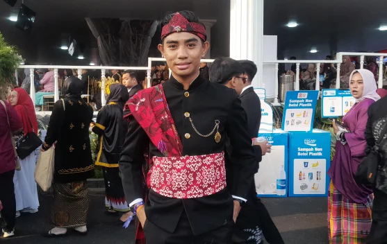 Warga Bandung mengenakan busana tradisional Madura di Istana Merdeka saat upacara HUT RI