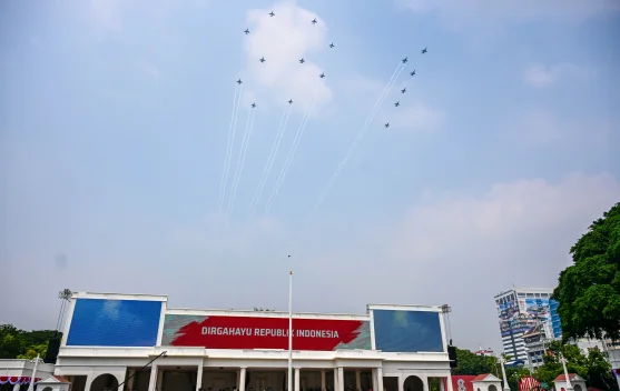 Pesawat dan helikopter terbang menjaga formasi saat latihan di halaman Istana Merdeka