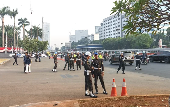 Personel gabungan TNI-Polri berjaga di kawasan Senayan untuk pengamanan kegiatan
