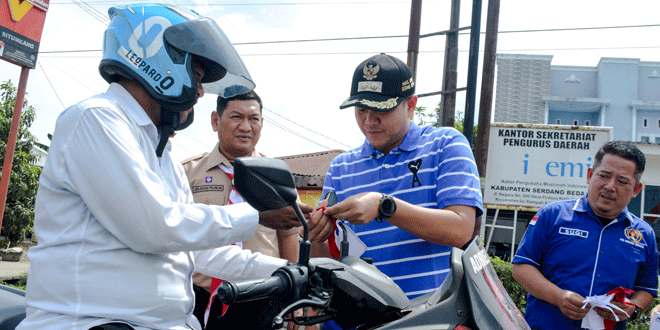 Wabup dan PWI Sergai membagikan bendera Merah Putih di Jalinsum Sei Rampah