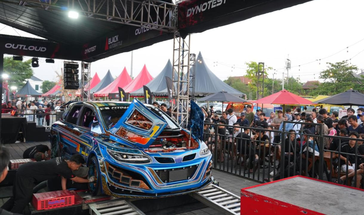 Ratusan mobil modifikasi memenuhi halaman Keraton Mangkunegaran pada BlackAuto Battle Solo 2026
