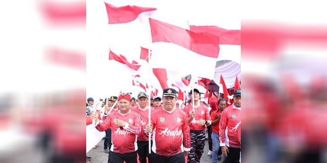 Bupati Asahan membawa Bendera Merah Putih untuk dikibarkan di Muara Selat Malaka