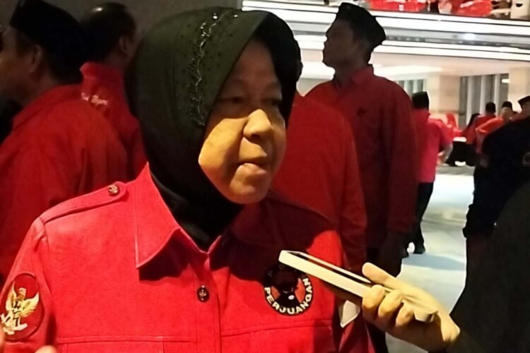 Tri Rismaharini memimpin penyaluran bantuan untuk korban gempa NTT di lokasi pengungsian