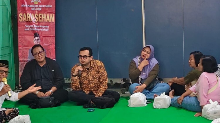 Sarasehan Yuzar Rasyid dengan warga Kemasan di Balai RW 02