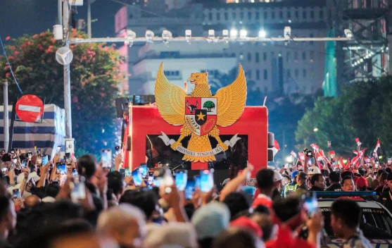 Kerumunan masyarakat dan stan UMKM saat Pesta Rakyat HUT Ke-81 di kawasan Monas