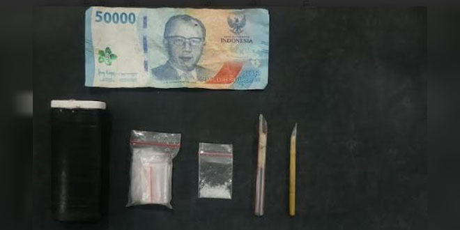 Polisi menggerebek warnet di Medan dan menyita paket sabu sebagai barang bukti