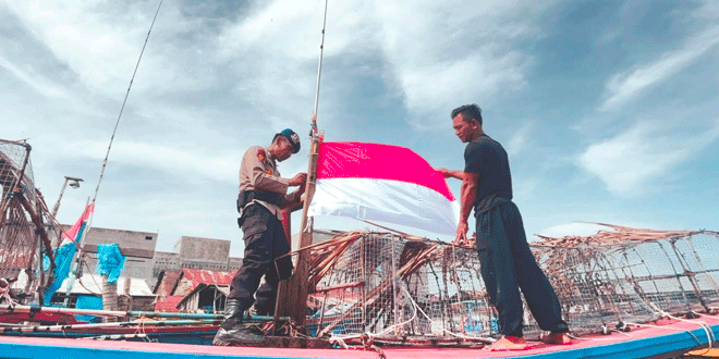 Satpolairud membagikan Bendera Merah Putih kepada nelayan di Babalan Langkat