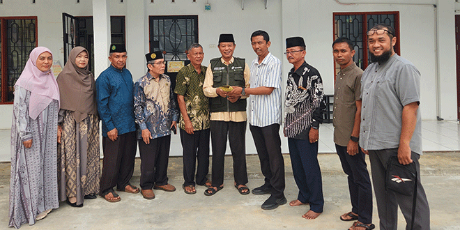 Relawan Muhammadiyah menyerahkan bantuan untuk perbaikan ruang kelas SD Muhammadiyah 28 Medan