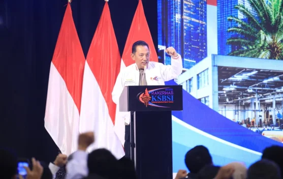Kapolri Listyo Sigit menerima penghargaan Anggota Kehormatan KSBSI pada Rakernas 28 Agustus 2026