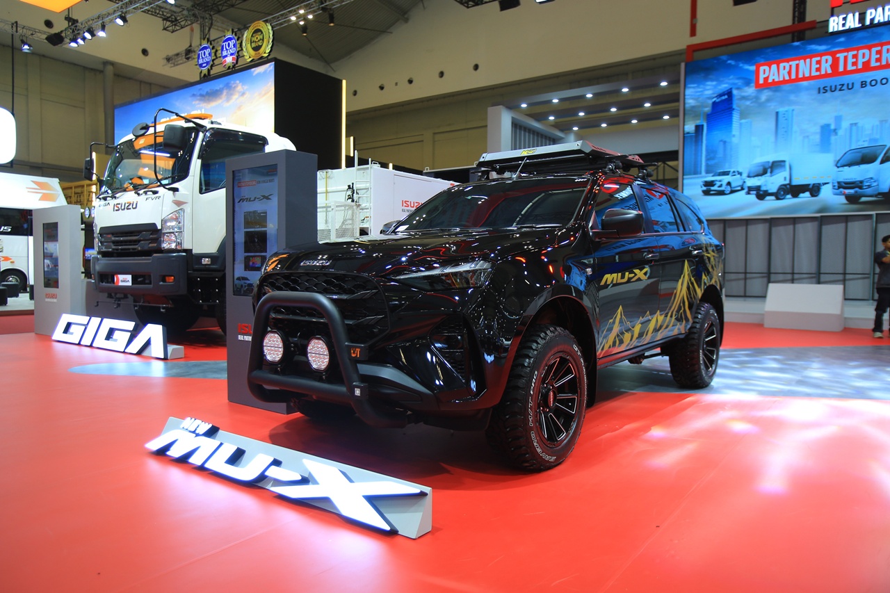 Isuzu New mu-X 4x4 warna Onyx Black dipamerkan di GIIAS 2026