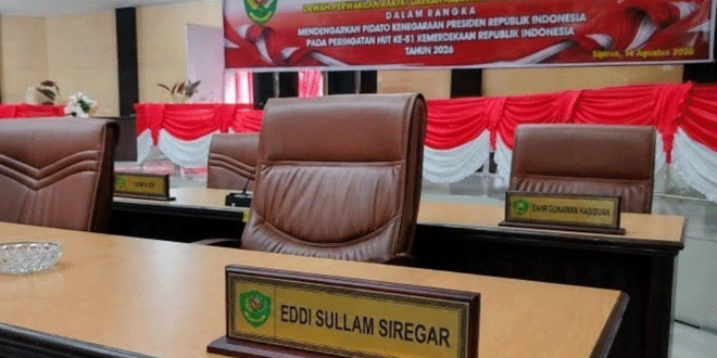 Ruang paripurna DPRD Tapanuli Selatan dengan papan nama anggota DPRD