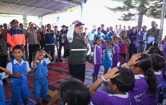 Anak-anak mengikuti kegiatan Tenda Gembira sebagai bagian pendampingan psikososial pasca gempa di NTT