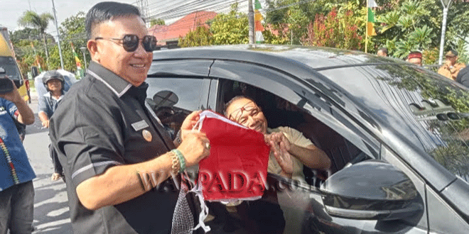 Pembagian bendera Merah Putih di jalan protokol Kutacane, Aceh Tenggara