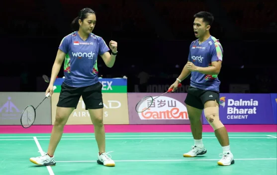 Amri Syahnawi dan Nita Violina merayakan kemenangan menuju semifinal BWF 2026