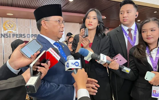 Herman Khaeron berbicara di Kompleks Parlemen Jakarta