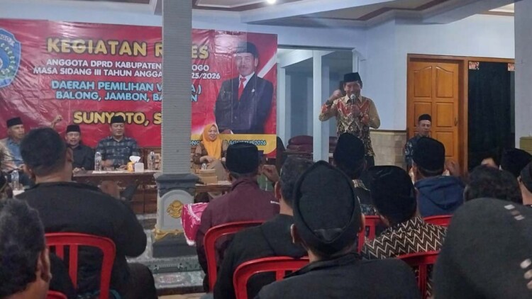 Anggota DPRD Ponorogo Sunyoto menerima aspirasi warga Desa Karangan saat reses