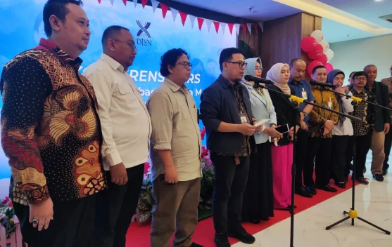 Tenaga kesehatan melayani pasien di fasilitas layanan kesehatan
