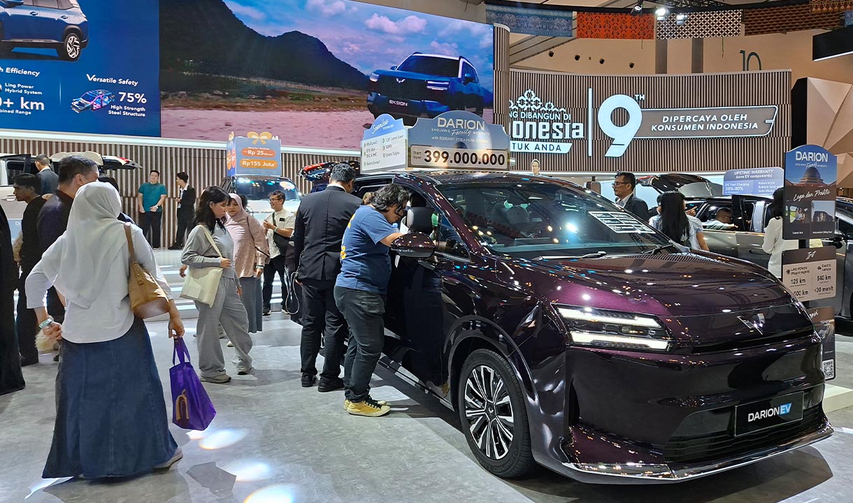 Wuling Aira ev dipamerkan di GIIAS 2026, pengunjung melakukan test drive