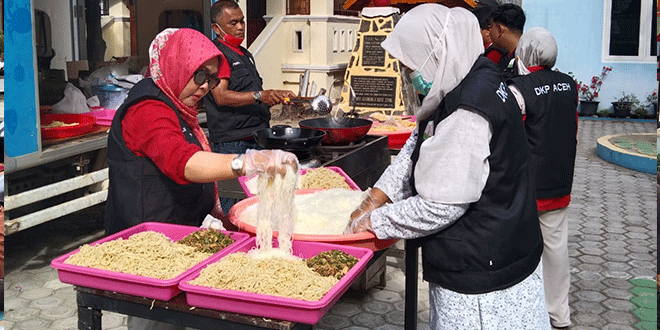 Kegiatan Gemarikan DKP Aceh di SD Meutuah YKA Banda Aceh dengan penyajian bakso ikan untuk siswa