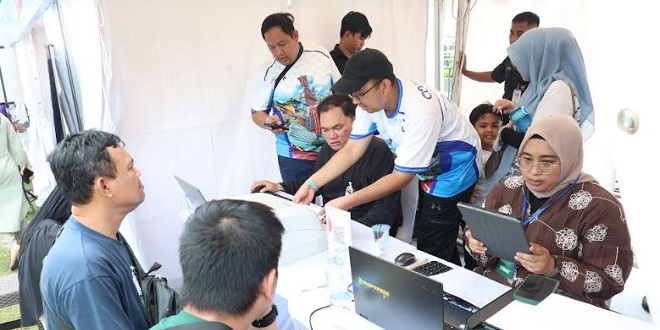 Staf Bapenda melayani warga di Pojok PBB saat Car Free Day Medan Belawan
